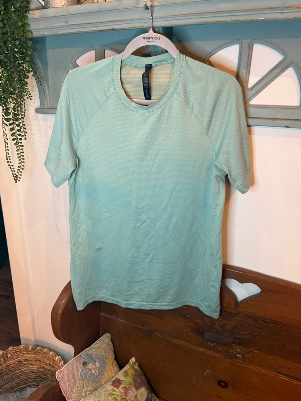 Men’s Lululemon  athletica Light Green Short Sleeve Tee in stretchy fabric